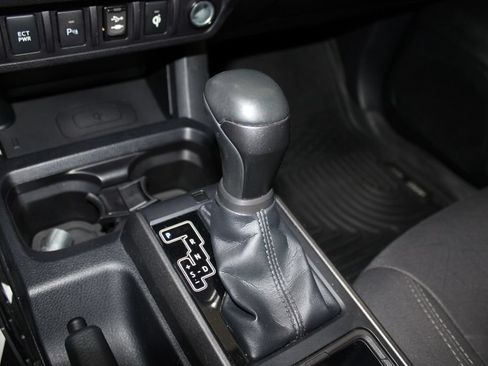 Used 2017 Toyota Tacoma TRD Off-Road w/ Premium & Technology Package AWD/4WD image 43