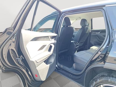 New 2025 Volkswagen Tiguan SE image 13