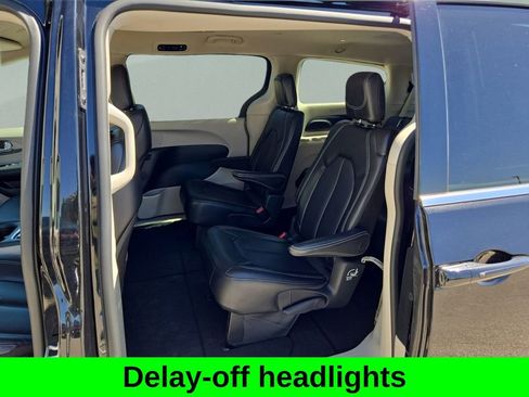 Used 2024 Chrysler Pacifica Touring-L image 15
