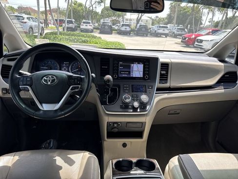 Used 2020 Toyota Sienna XLE w/ XLE Navigation Package FWD image 14