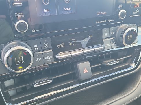 Used 2021 Toyota Highlander XSE FWD image 26