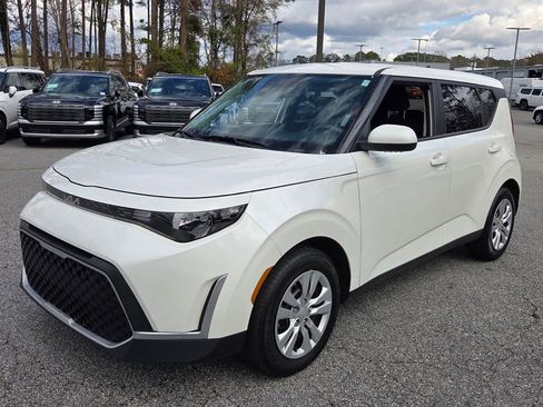 Used 2025 Kia Soul LX image 3