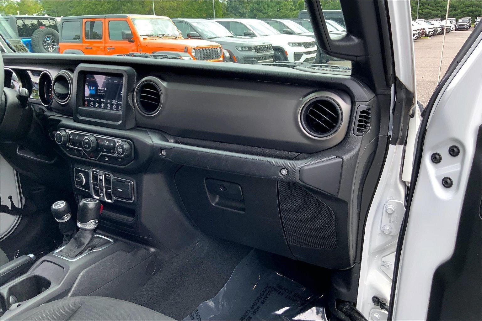 Certified 2023 Jeep Gladiator Overland AWD/4WD image 16