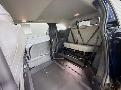 Used 2026 Toyota Sienna XLE FWD image 8