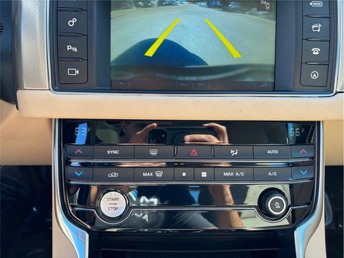 Used 2018 Jaguar XF Premium image 35