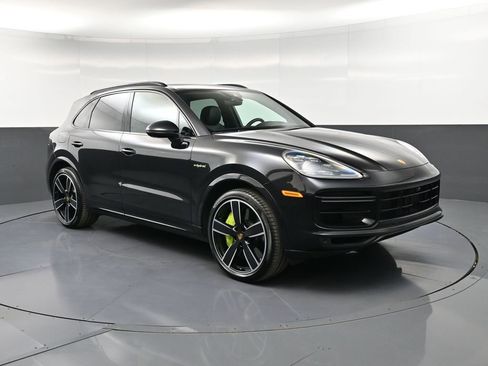 Certified 2022 Porsche Cayenne Turbo S AWD/4WD image 10