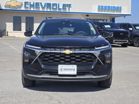 Used 2025 Chevrolet Trax LT FWD image 2