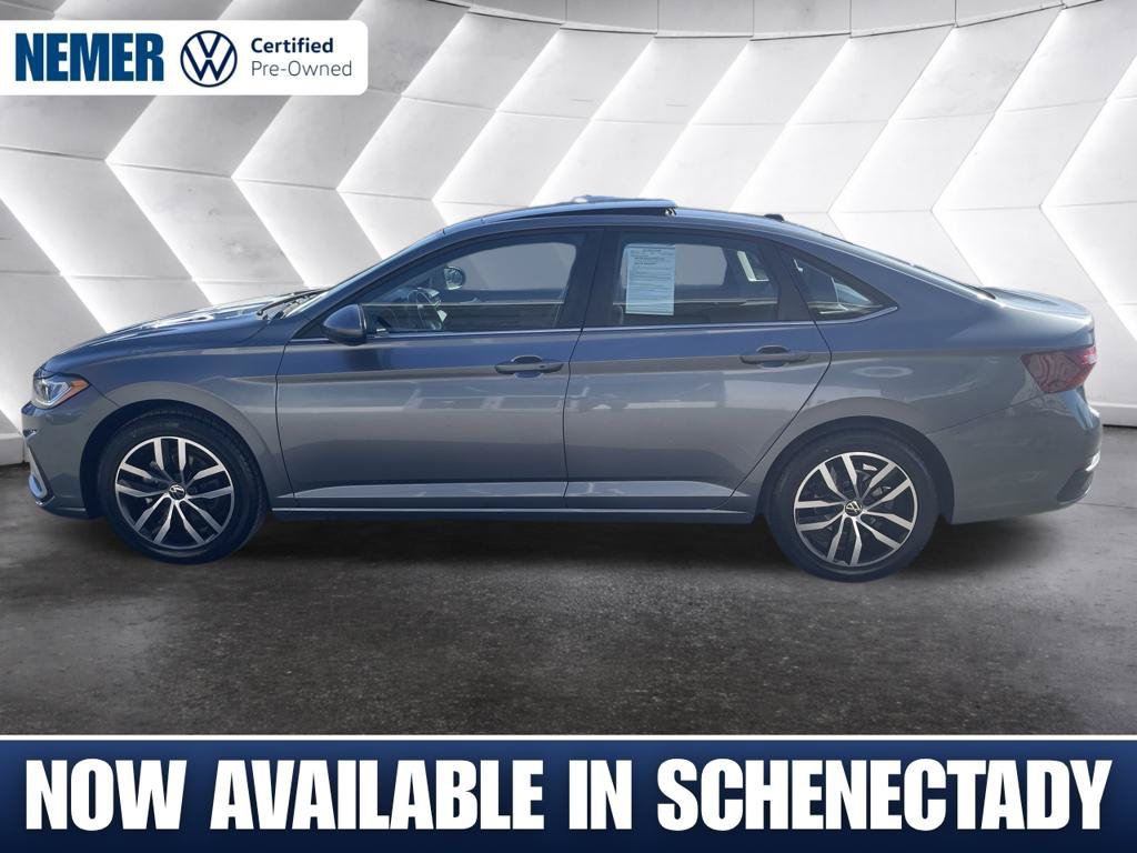 Used 2025 Volkswagen Jetta SE FWD image 2