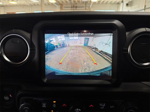 Used 2022 Jeep Wrangler Unlimited Sahara w/ Cold Weather Group image 18