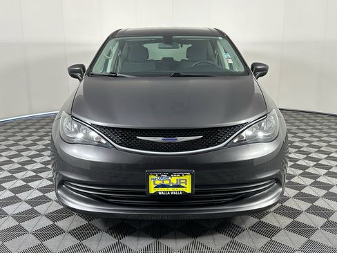 Used 2019 Chrysler Pacifica LX FWD image 2
