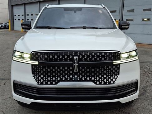 Used 2025 Lincoln Navigator Reserve image 2