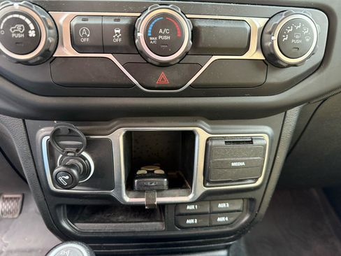 Used 2020 Jeep Gladiator Sport w/ Trailer Tow Package AWD/4WD image 14