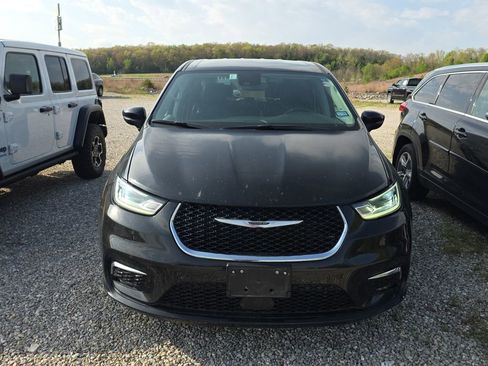 Used 2023 Chrysler Pacifica Touring-L image 2