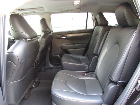 Used 2024 Toyota Highlander Limited AWD/4WD image 15
