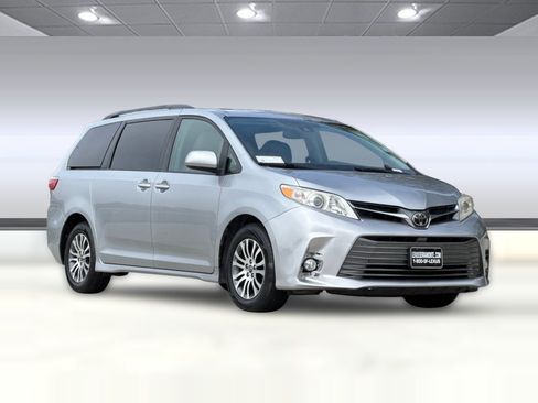 Used 2018 Toyota Sienna XLE w/ XLE Navigation Package FWD image 6