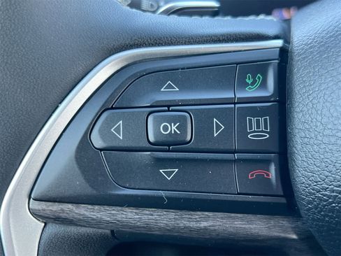 Used 2024 Jeep Grand Cherokee Limited image 23