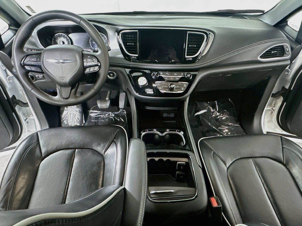 Used 2025 Chrysler Pacifica Limited FWD image 18