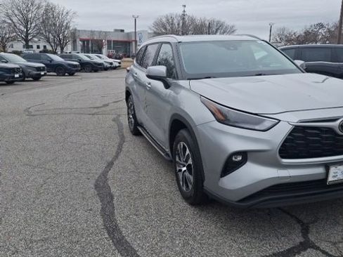 Used 2024 Toyota Highlander LE image 4