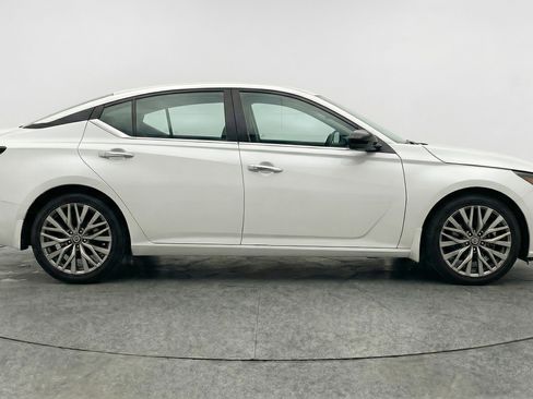 Used 2025 Nissan Altima 2.5 SV image 11