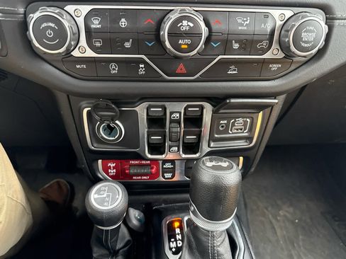 Used 2024 Jeep Wrangler Unlimited Rubicon w/ Technology Group image 10