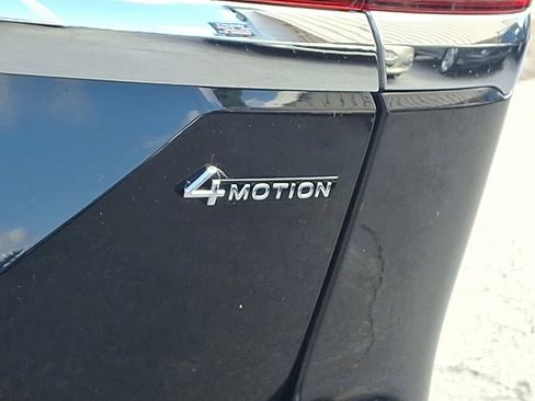 Certified 2025 Volkswagen Atlas SEL Premium R-Line image 32