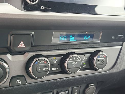 Used 2021 Toyota Tacoma TRD Off-Road w/ Technology Package AWD/4WD image 15