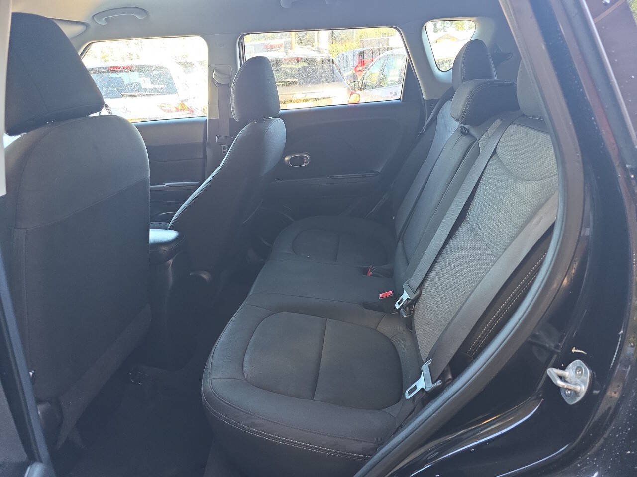 Used 2017 Kia Soul + FWD image 10