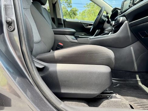 Used 2020 Toyota RAV4 XLE AWD/4WD image 25