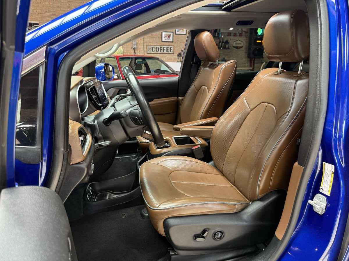 Used 2018 Chrysler Pacifica Limited w/ Tire & Wheel Group FWD image 26