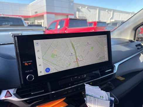 Used 2025 Toyota Sienna XLE image 10