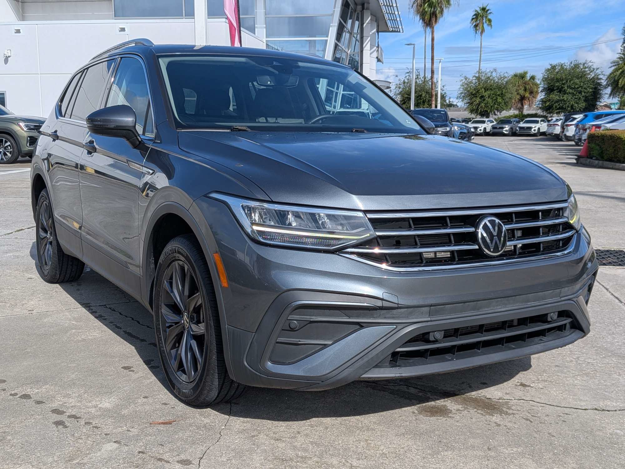 Used 2022 Volkswagen Tiguan SE FWD image 1