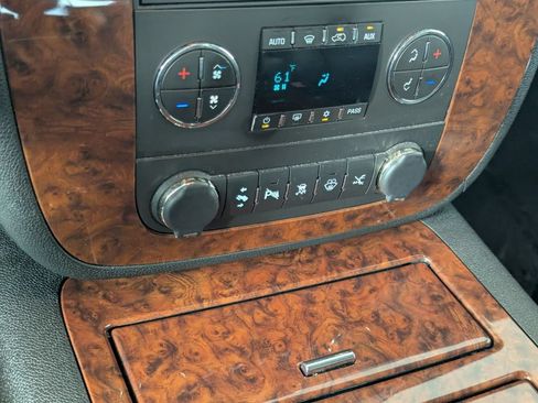 Used 2008 Chevrolet Tahoe LTZ w/ LTZ Preferred Equipment Group RWD image 22
