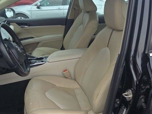 Used 2020 Toyota Camry XLE image 15