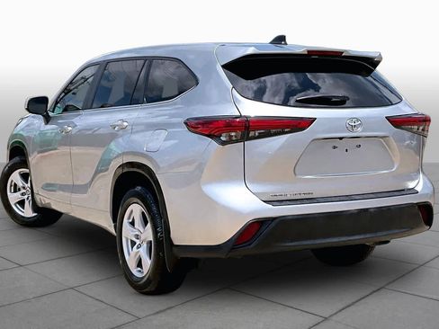 Used 2023 Toyota Highlander L FWD image 11