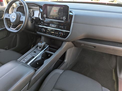 Used 2025 Nissan Pathfinder SV image 12