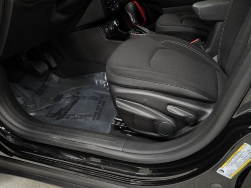 Certified 2023 Jeep Renegade Latitude image 39