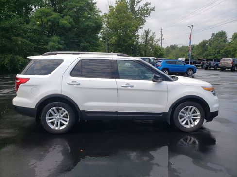 Used 2014 Ford Explorer XLT w/ Equipment Group 202A FWD image 4
