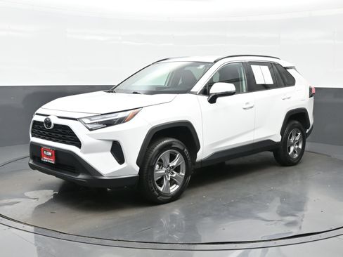 Used 2025 Toyota RAV4 XLE AWD/4WD image 2