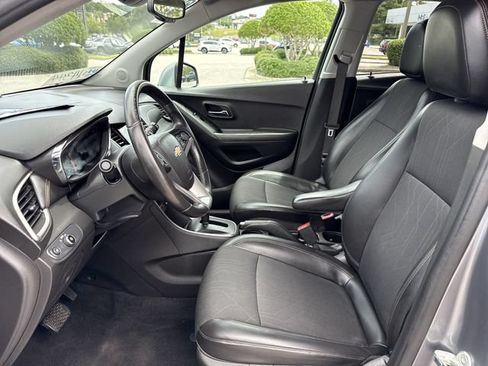 Used 2019 Chevrolet Trax LT w/ LT Convenience Package FWD image 9