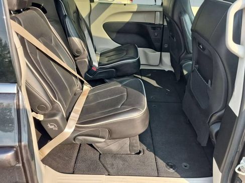 Used 2023 Chrysler Pacifica Limited FWD image 30