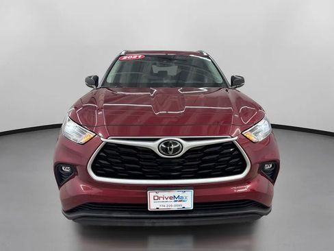 Used 2021 Toyota Highlander XLE image 2