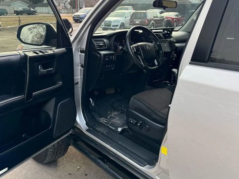Used 2019 Toyota 4Runner TRD Off-Road AWD/4WD image 9