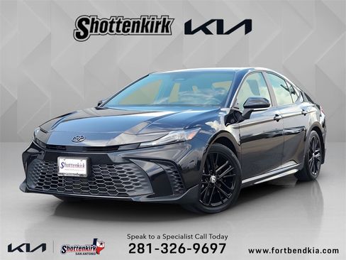 Used 2025 Toyota Camry SE image 1