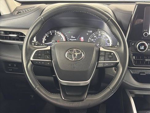 Used 2025 Toyota Highlander XLE FWD image 25