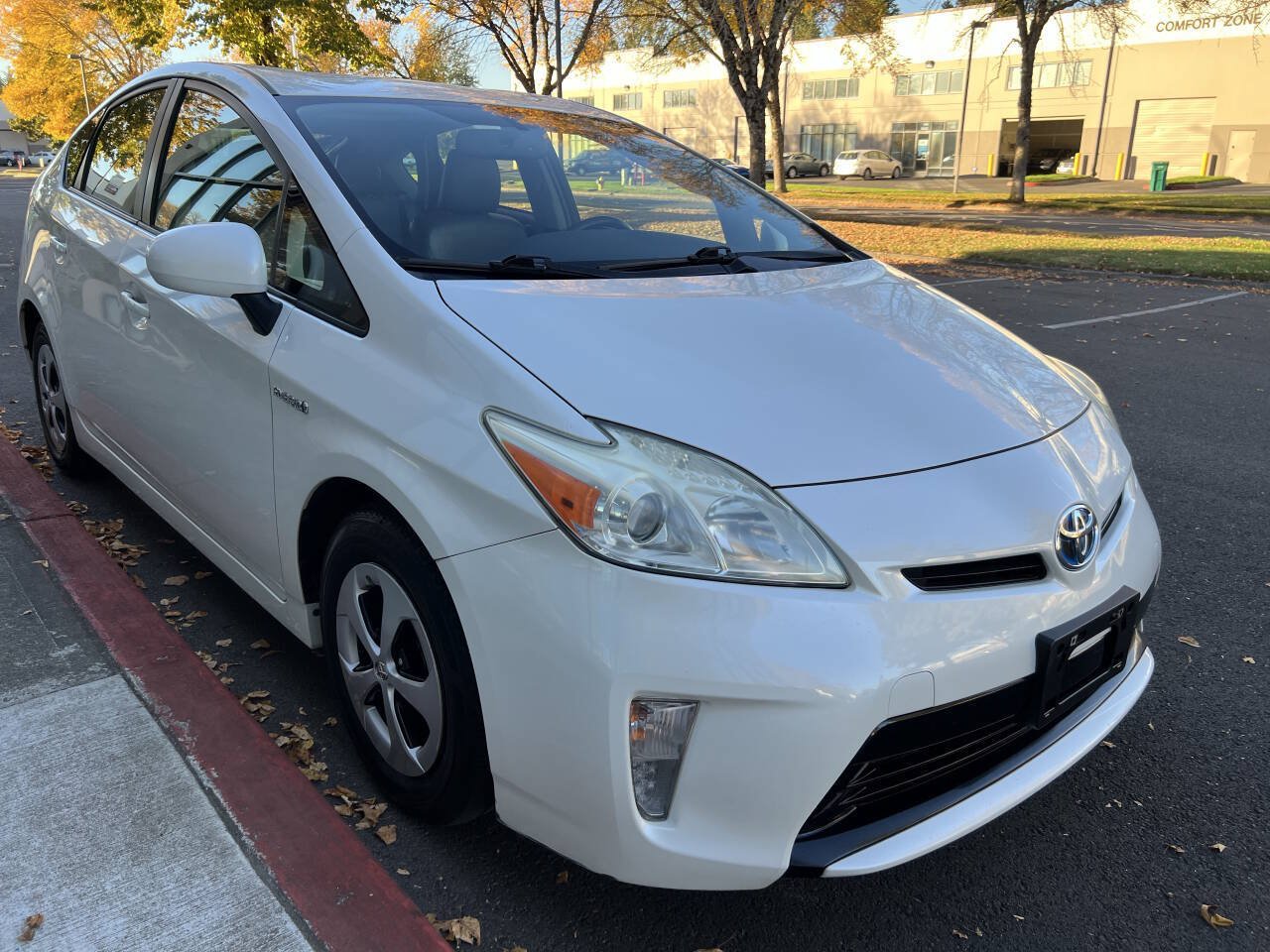 Used 2012 Toyota Prius Four w/ Preferred Accessory Pkg FWD image 2