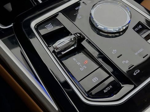 Used 2025 BMW 740i xDrive image 17