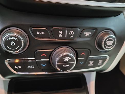 Used 2019 Jeep Cherokee Limited image 36