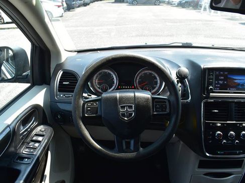 Used 2019 Dodge Grand Caravan SE w/ UConnect Hands-Free Group image 18