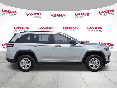 Used 2025 Jeep Grand Cherokee Laredo RWD image 2
