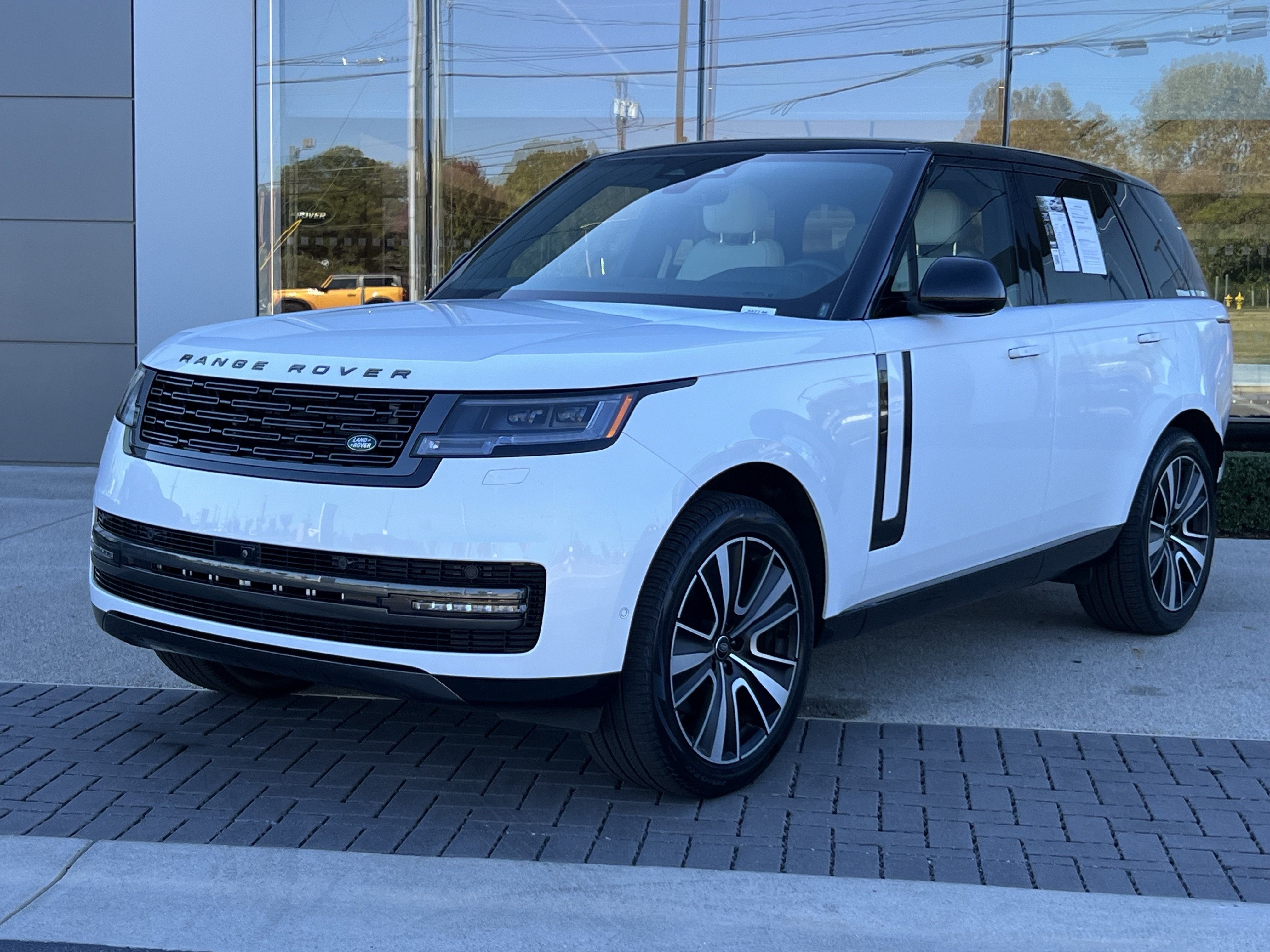 Certified 2025 Land Rover Range Rover SE AWD/4WD image 2